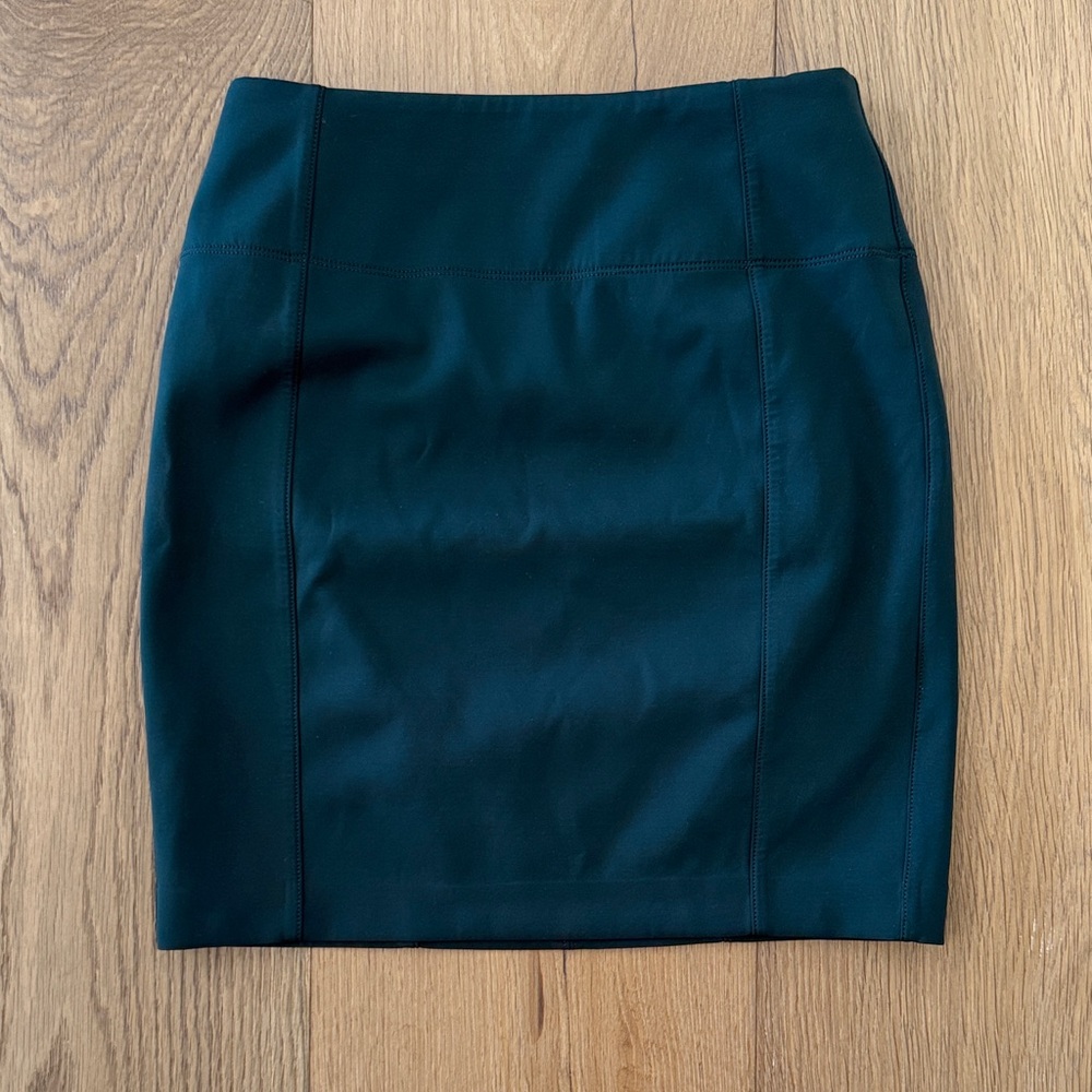 lululemon athletica Hunter Green Mini Scuba Skirt Size 6 Back Zip Pocket